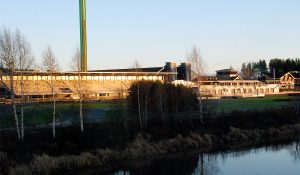 Katsomo ja ajorata joen varrella